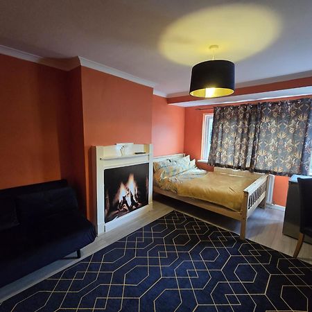 L'Auberge Close Syon Lane Station And Heathrow Лондон Екстериор снимка